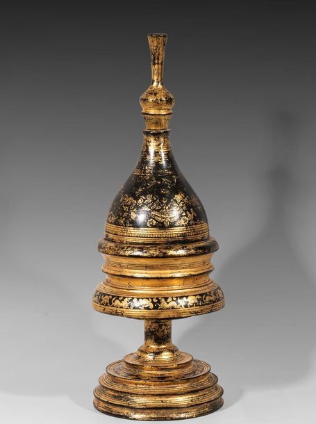Null Boîte ronde en forme de pagode, en laque. Birmanie, XXe s. H : 21 cm