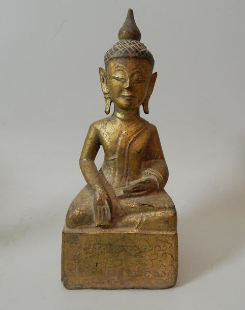 Null Bouddha assis en prise de terre à témoin, en bois laqué or. Birmanie, fin X&hellip;