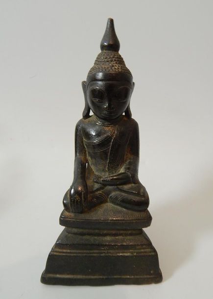 Null Bouddha assis en prise de terre à témoin, en bronze. Birmanie, fin XIXe s. &hellip;