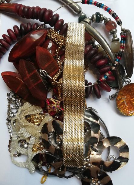 Null LOT de bijoux fantaisie divers (colliers et bracelets)