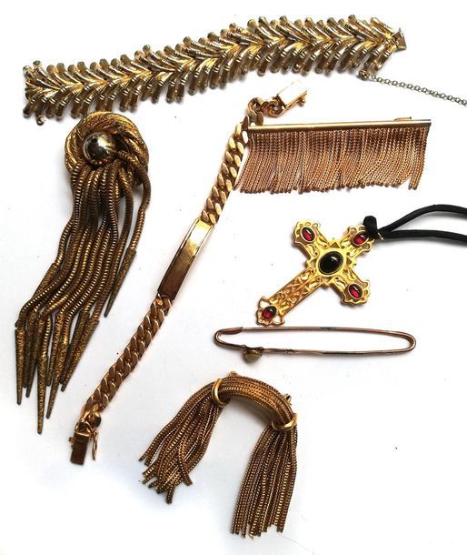 Null LOT de bijoux fantaisie en métal doré: broches, croix, bracelets