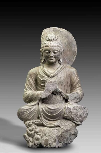 Null Bouddha auréolé assis en méditation sur un trône. En schiste H : 43 cm. GAN&hellip;