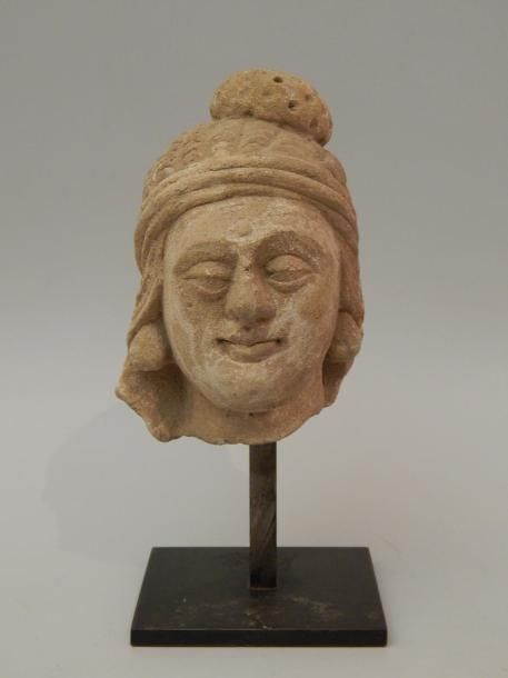 Null Tête de femme en stuc. H : 10.5 cm. GANDHARA (1er - 5e siècle)