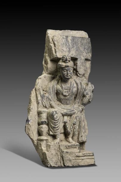 Null Bodhisattva assis à l’européenne. En schiste. H : 27.5 cm. GANDHARA (1er - &hellip;