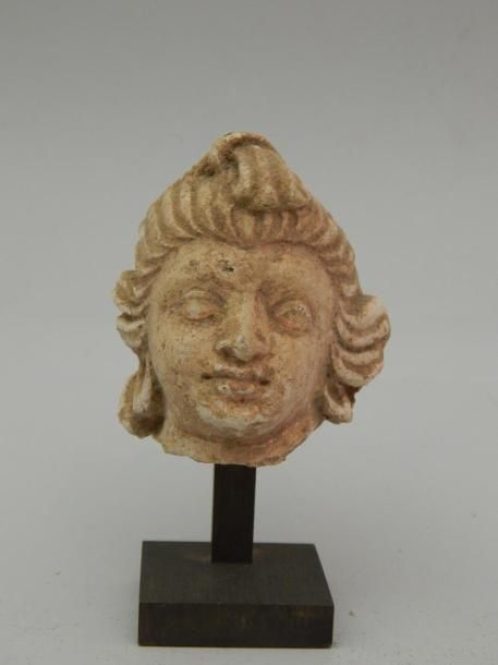 Null Tête de femme en stuc. H : 5.5 cm. GANDHARA (1er - 5e siècle)