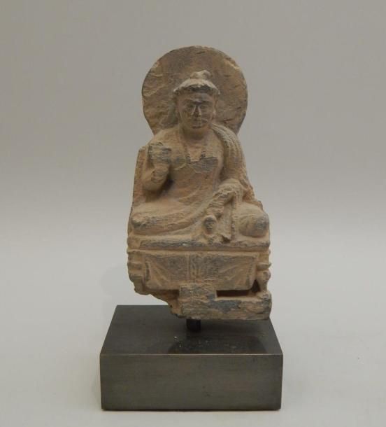 Null Bodhisattva assis sur un trône, tenant le vase à eau sacrée. En schiste. H &hellip;