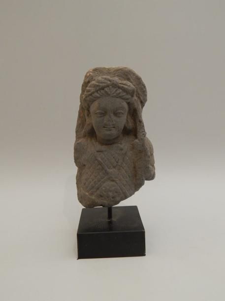 Null Buste de soldat en schiste. H : 15 cm. GANDHARA (1er - 5e siècle)