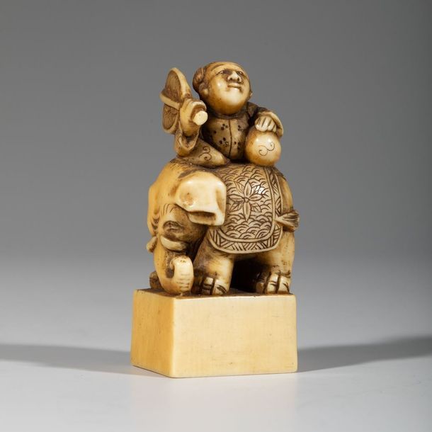 Null Sceau en ivoire, représentant un enfant sur un éléphant. H : 4,6 cm. Signé.&hellip;