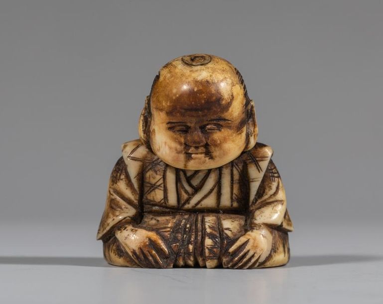 Null Netsuke en ivoire, représentant un enfant assis. H : 3,5 cm. Signé Masa Kas&hellip;