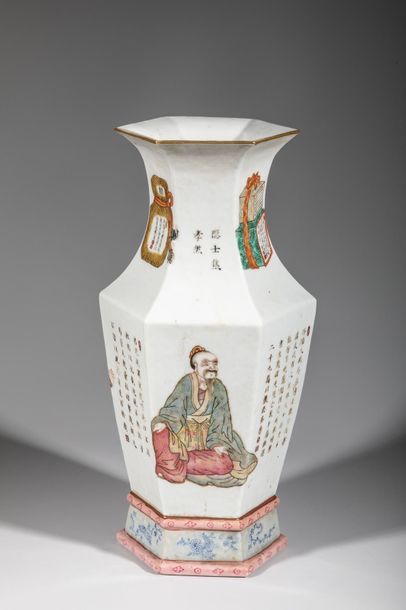 Null Vase balustre de forme hexagonale en porcelaine polychrome, décoré de perso&hellip;