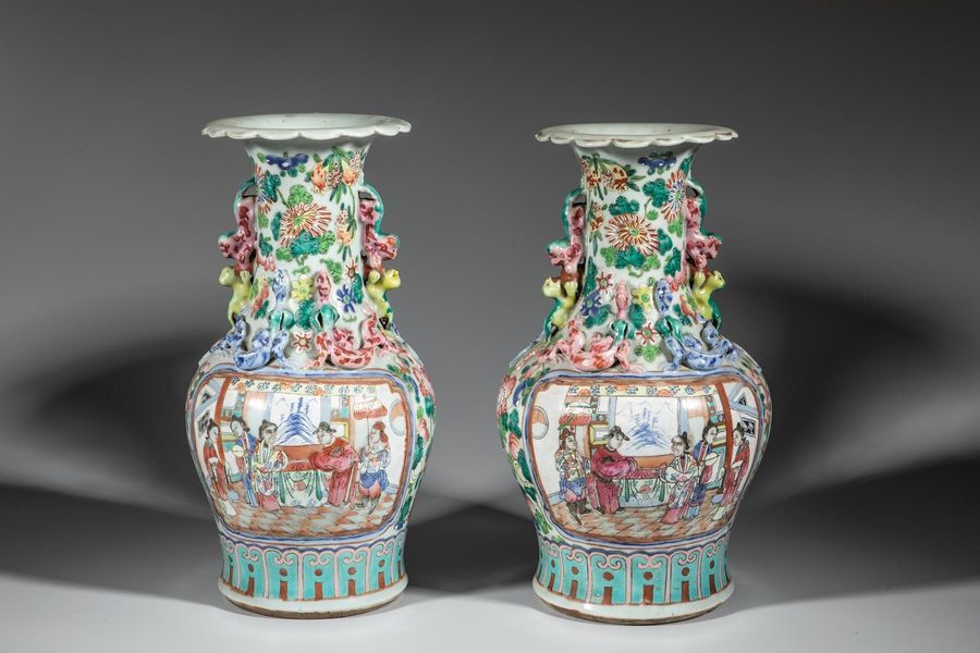 Null Paire de vases balustres au col polylobé en porcelaine polychrome, décorés &hellip;