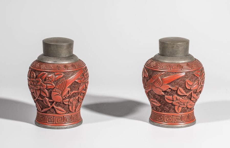 Null Paire de pots à thé, en laque rouge et étain. H : 10,5 cm. Chine, Qing, XXe&hellip;