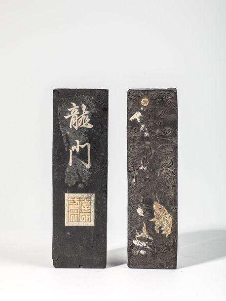 Null Deux pains d’encre à décor de carpe L : 12 cm. Chine, Qing, XIXe siècle. (E&hellip;