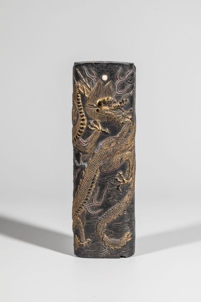 Null Grand pain d’encre à décor de deux dragons. L : 16 cm. Chine, Qing, XIXe si&hellip;