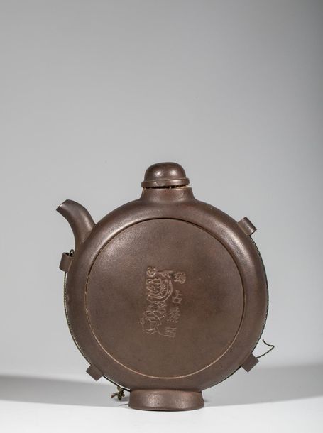 Null Théière « yixing » en terre cuite, à décor incisé. H : 17 cm. Chine, Qing, &hellip;