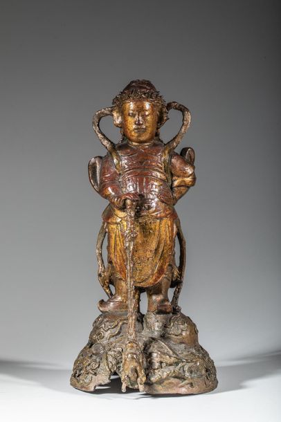 Null Guerrier terrassant un dragon, en bronze laqué. H : 30 cm. Chine, Ming, XVI&hellip;