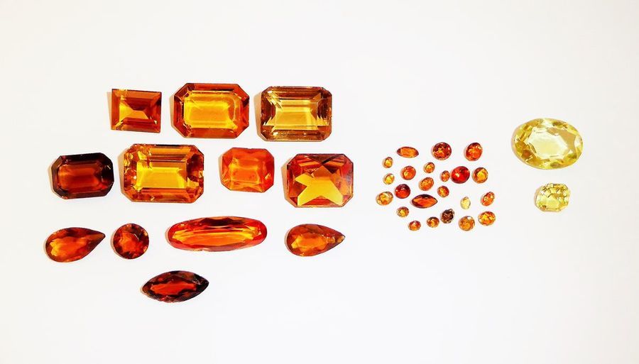 Null 1 lot de CITRINES MADERE de tailles diverses poids 3,61ct, 1 lot de 2 CITRI&hellip;