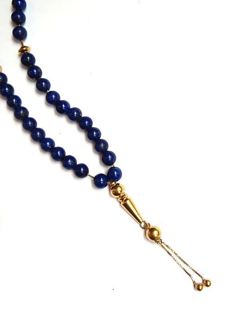 Null CHAPELET (?) composé de perles de lapis-lazuli montées sur une chaînette en&hellip;