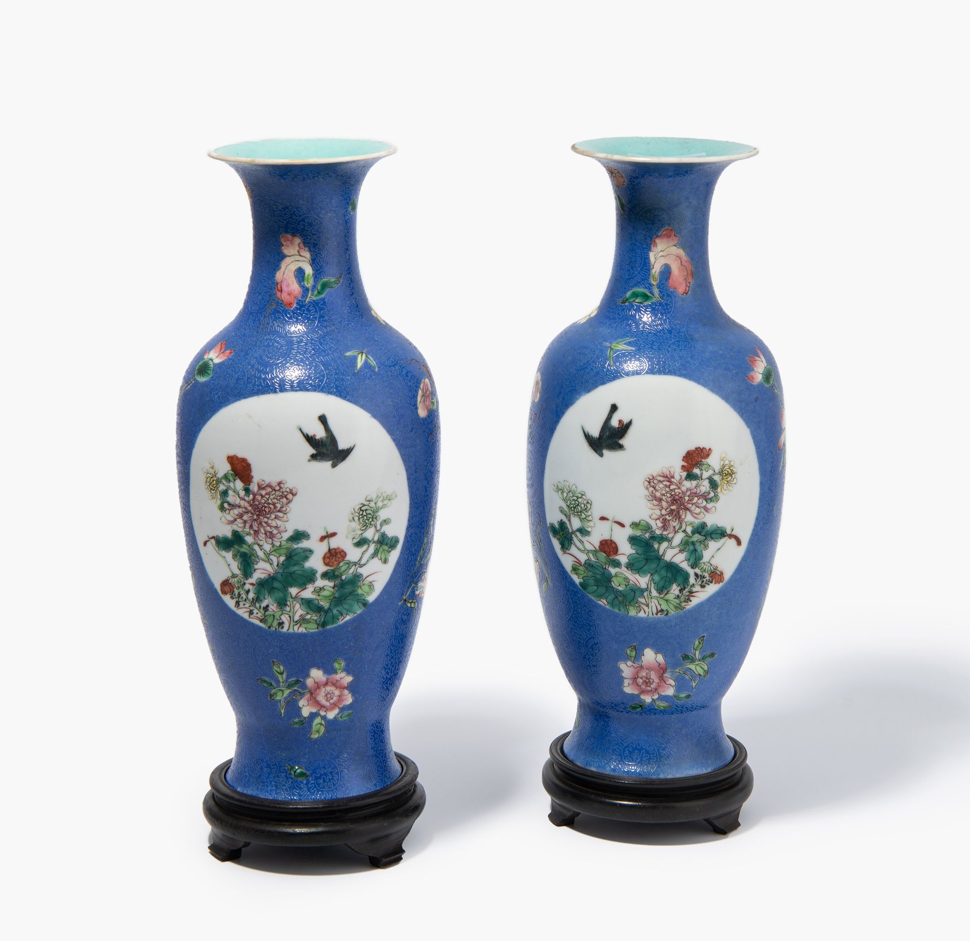 1 Paar Vasen 1 par de jarrones
China, s. XIX/XX. Porcelana. Marca de sello Qianl&hellip;