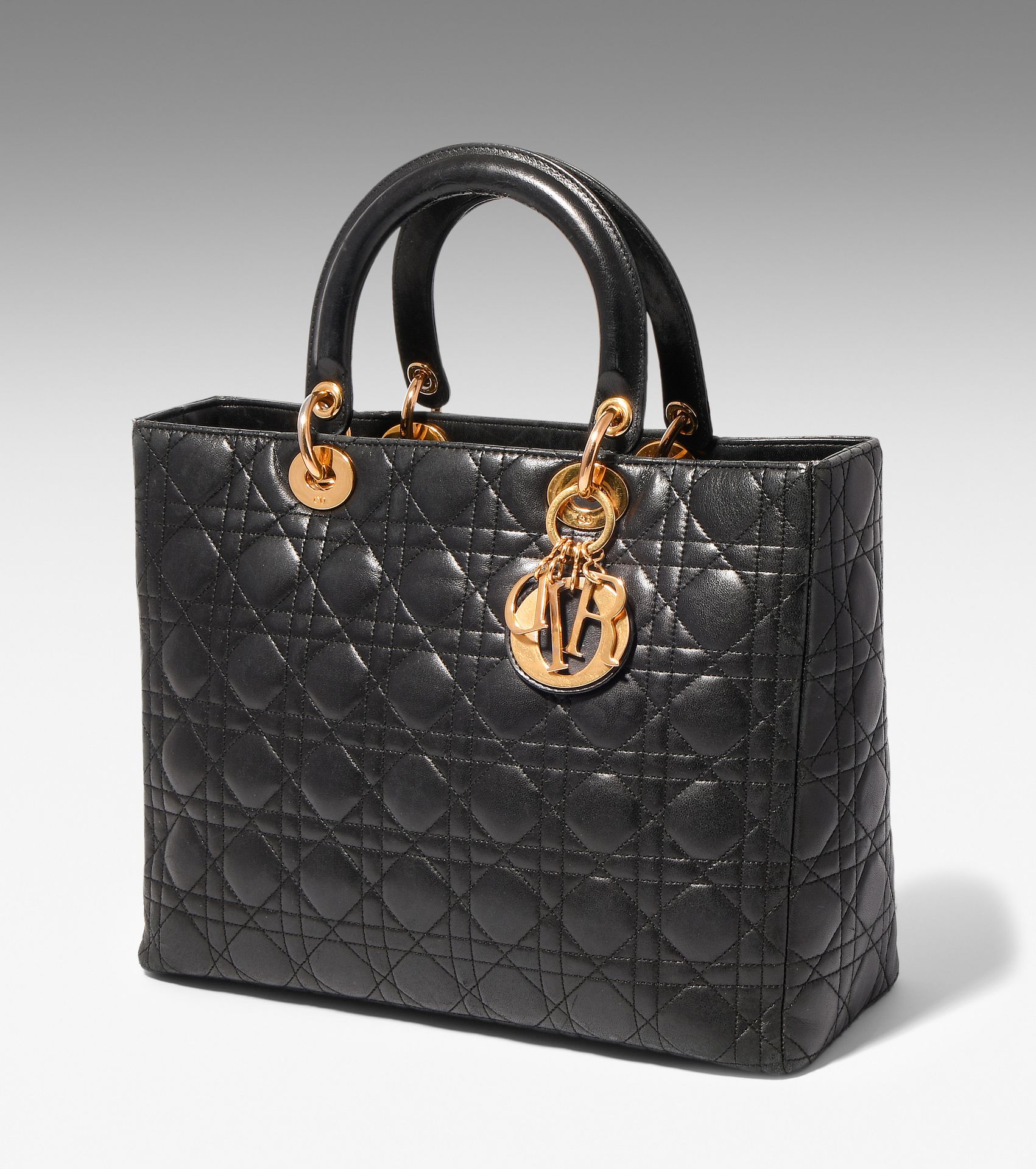Dior, Handtasche "Lady Dior" 迪奥，"Lady Dior "手提包
由黑色绗缝皮革制成。金色的金属配件。两个圆形手柄。拉链封口。D.&hellip;