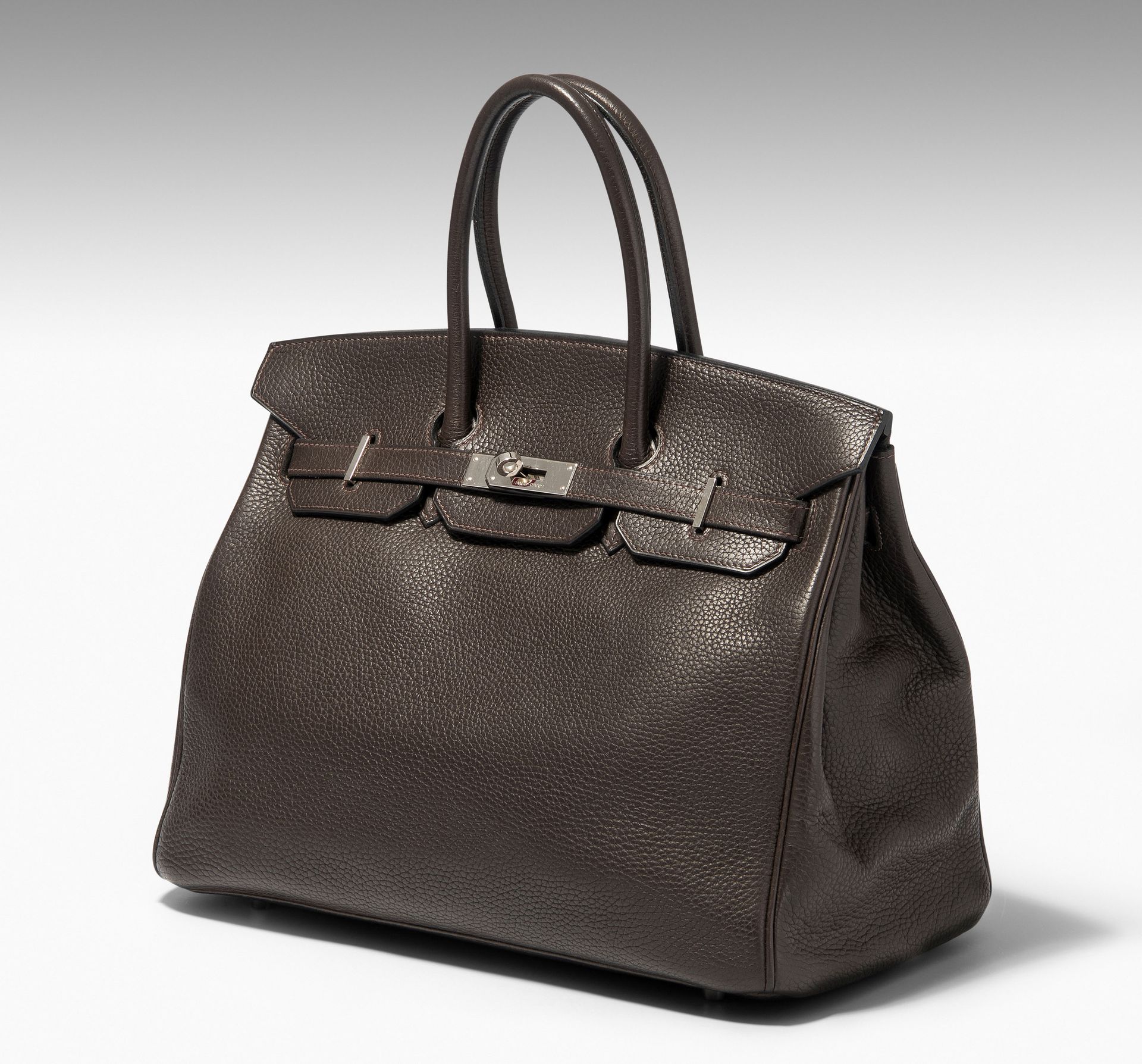 Hermès, Handtasche "Birkin" 35 cm 爱马仕，"Birkin "手提包，35厘米。
2006年。巧克力纹皮革制成。镶有金属配件。卷&hellip;