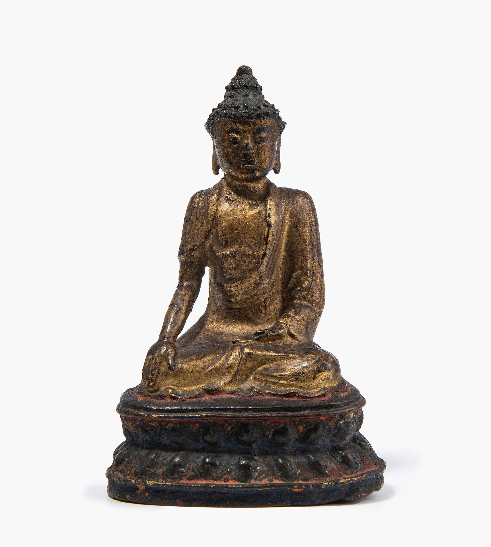 Buddha Shakyamuni 释迦牟尼佛
中国，明朝。青铜，有红漆和镀金的痕迹。释迦牟尼佛坐于双莲座上，呈现出布米斯巴萨的法身。高16,5厘米。
- 缺少&hellip;