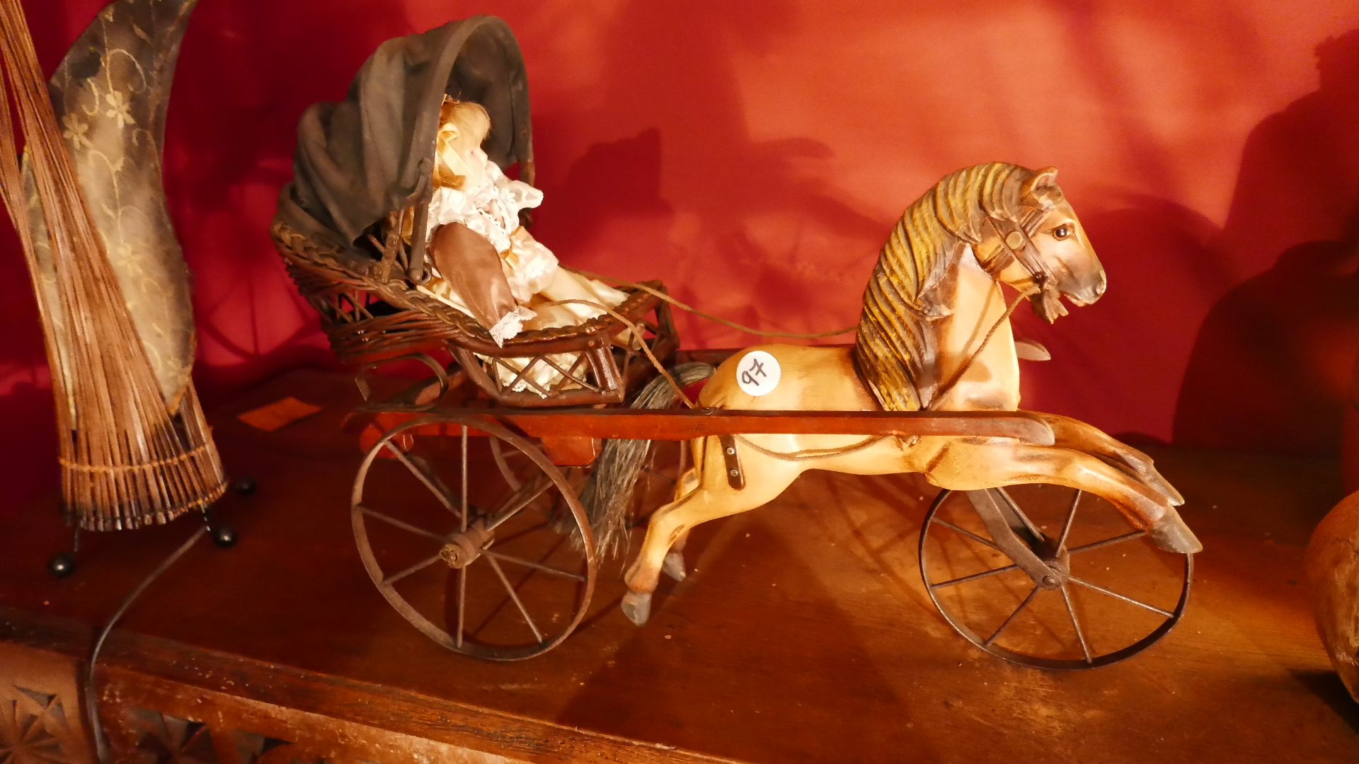 Une jeune fille dans son chariot avec son cheval (jouet …