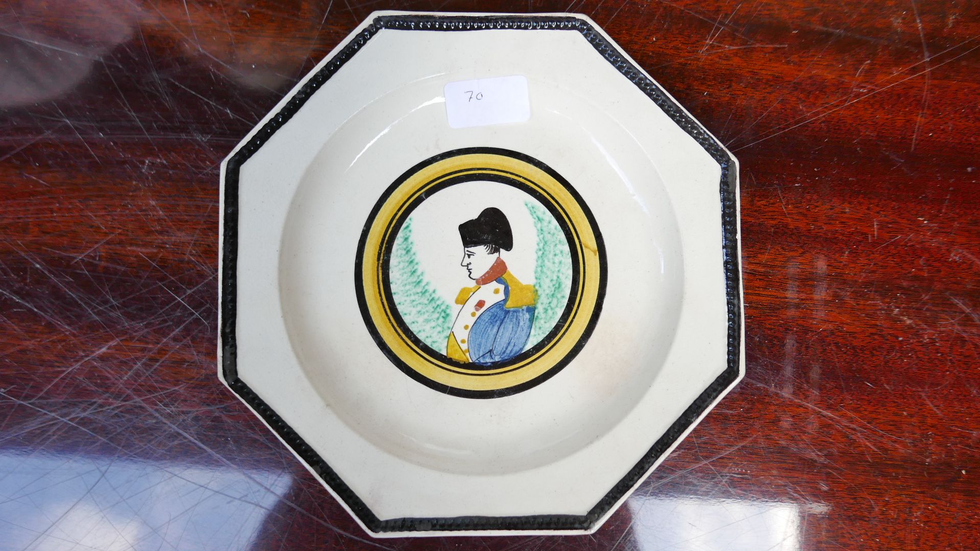 Null Une assiette octogonale d’un très beau modèle au portrait de Napoléon avec &hellip;