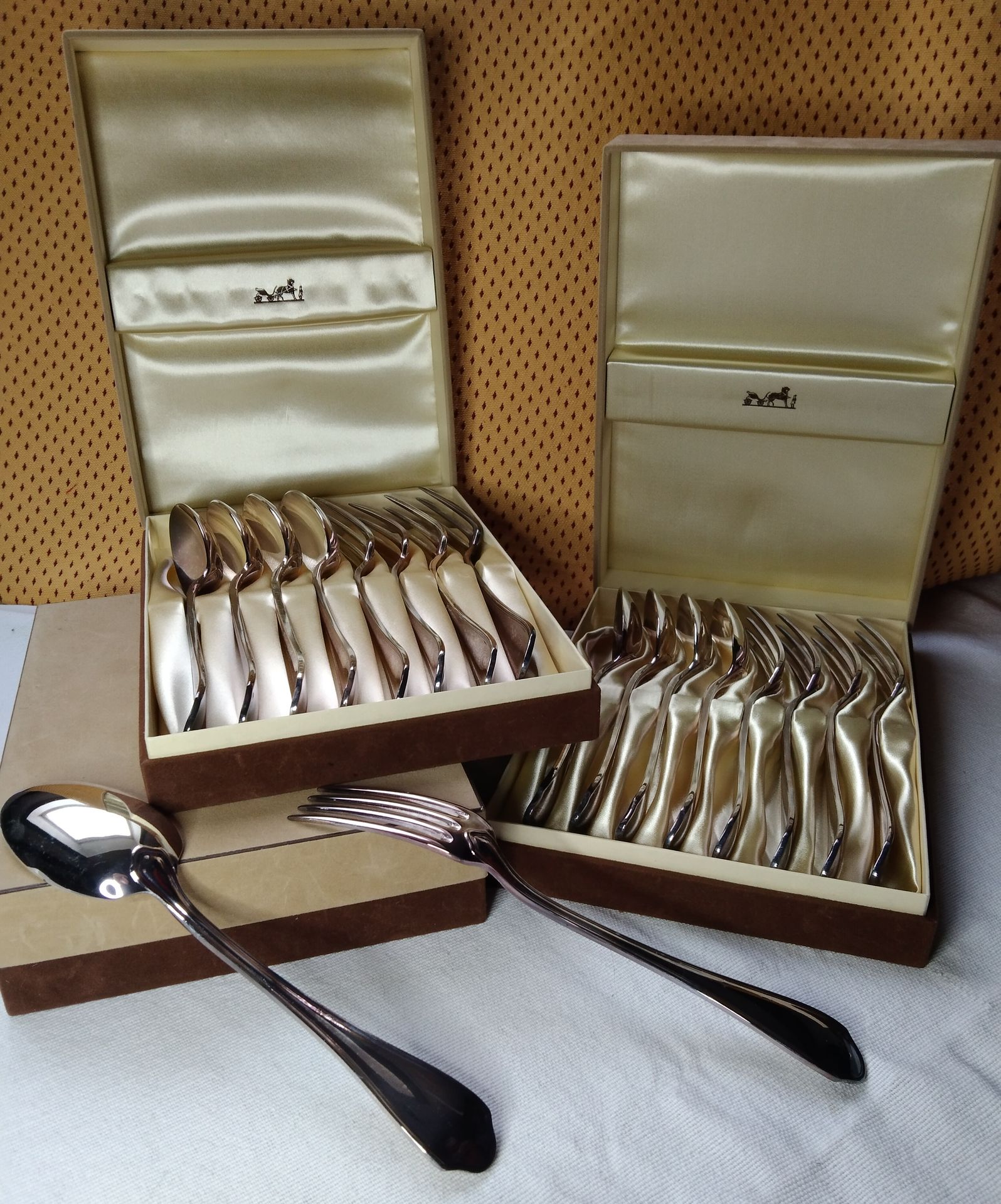 Null HERMES，一套 12 件镀银餐具，12 把汤匙和 12 把叉子，都装在三个原装盒子里。