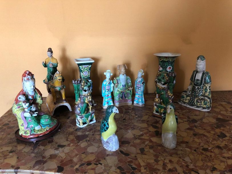 Null *Lot comprenant : 
Trois sujets asiatiques en céramique, vase en porcelaine&hellip;