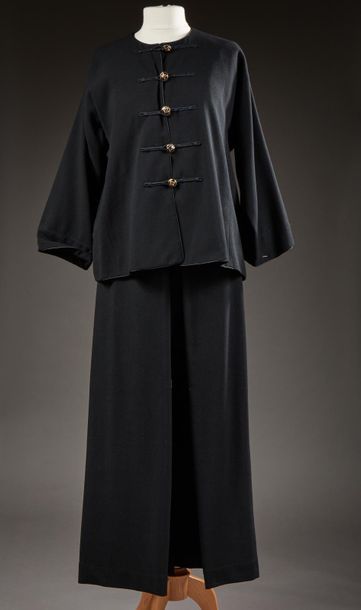 Null Yves SAINT LAURENT rive gauche circa 1980
Tailleur en crêpe de laine noire &hellip;