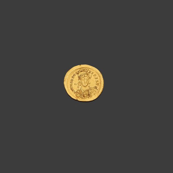 Null THÉODOSE II (402-450)

Solidus. Constantinople. 4,50 g.

Son buste armé de &hellip;