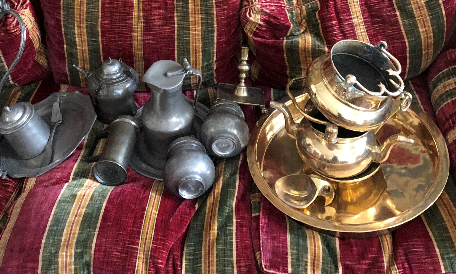 Null 锡镴和镀金铜器的手柄，包括盘子、碟子、水壶、壶和其他物品。