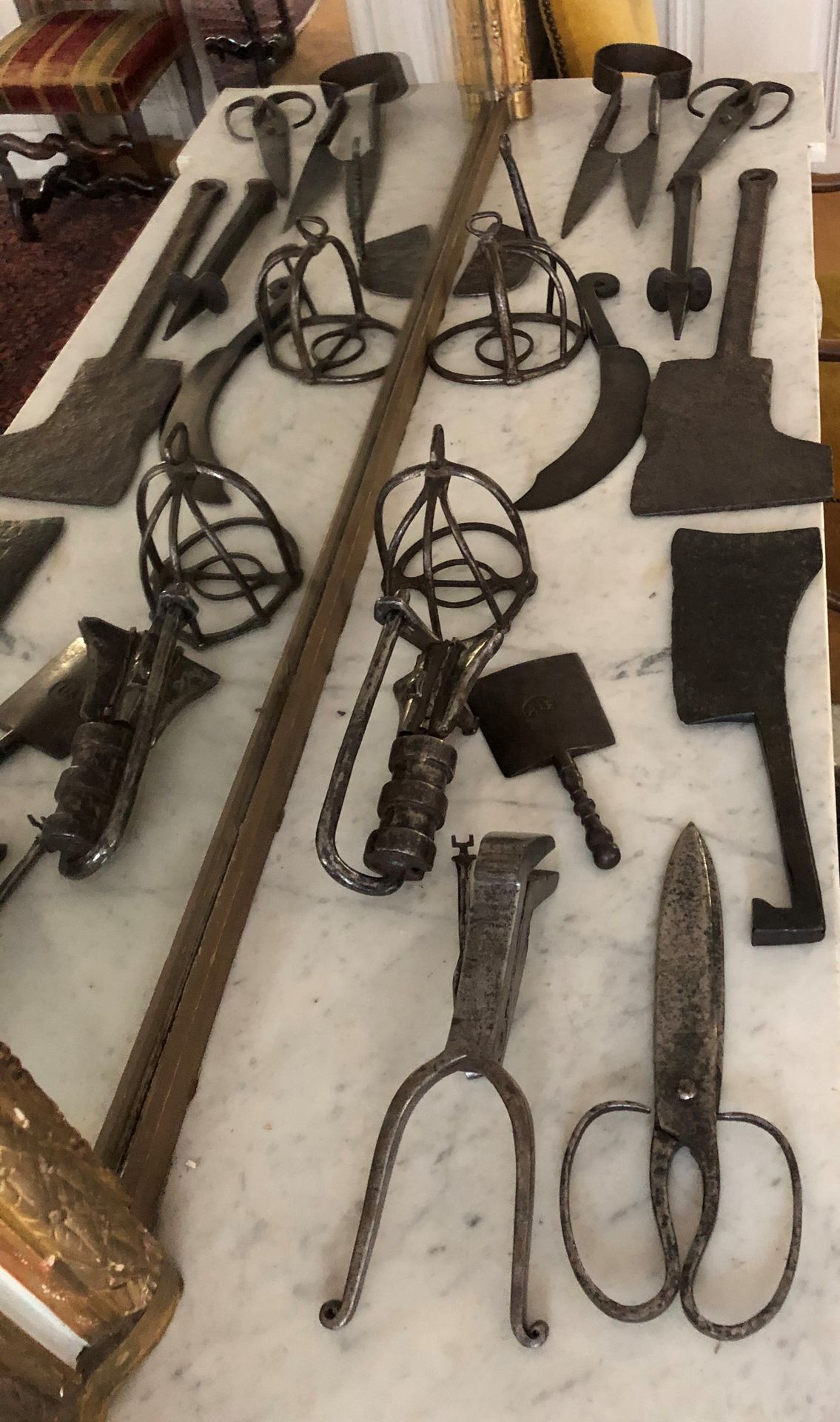 Null Lot d'outils en fer forgé et métal comprenant : hache, serpe, burin, ciseau&hellip;