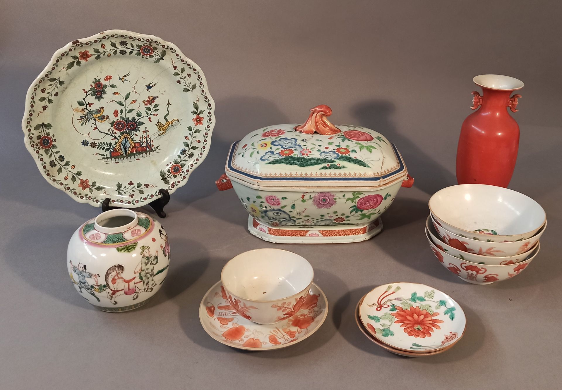 Null 中国瓷器包括：碗、壶、花瓶。

事故、裂缝和修复。

最大的：23 x 34 x 22厘米

附上一个陶盘，复原了。

D.30厘米