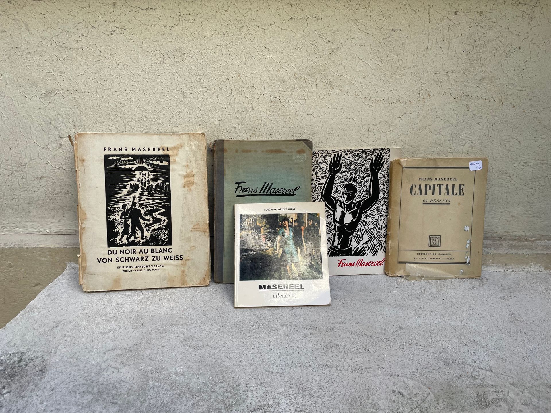 Null 很多书，包括

由Frans Masereel绘制的五本书，包括《从黑到白》，并有献词。

菲利普-让-赫塞尔的 "沉默的说唱 "与绘画和发送

两本&hellip;