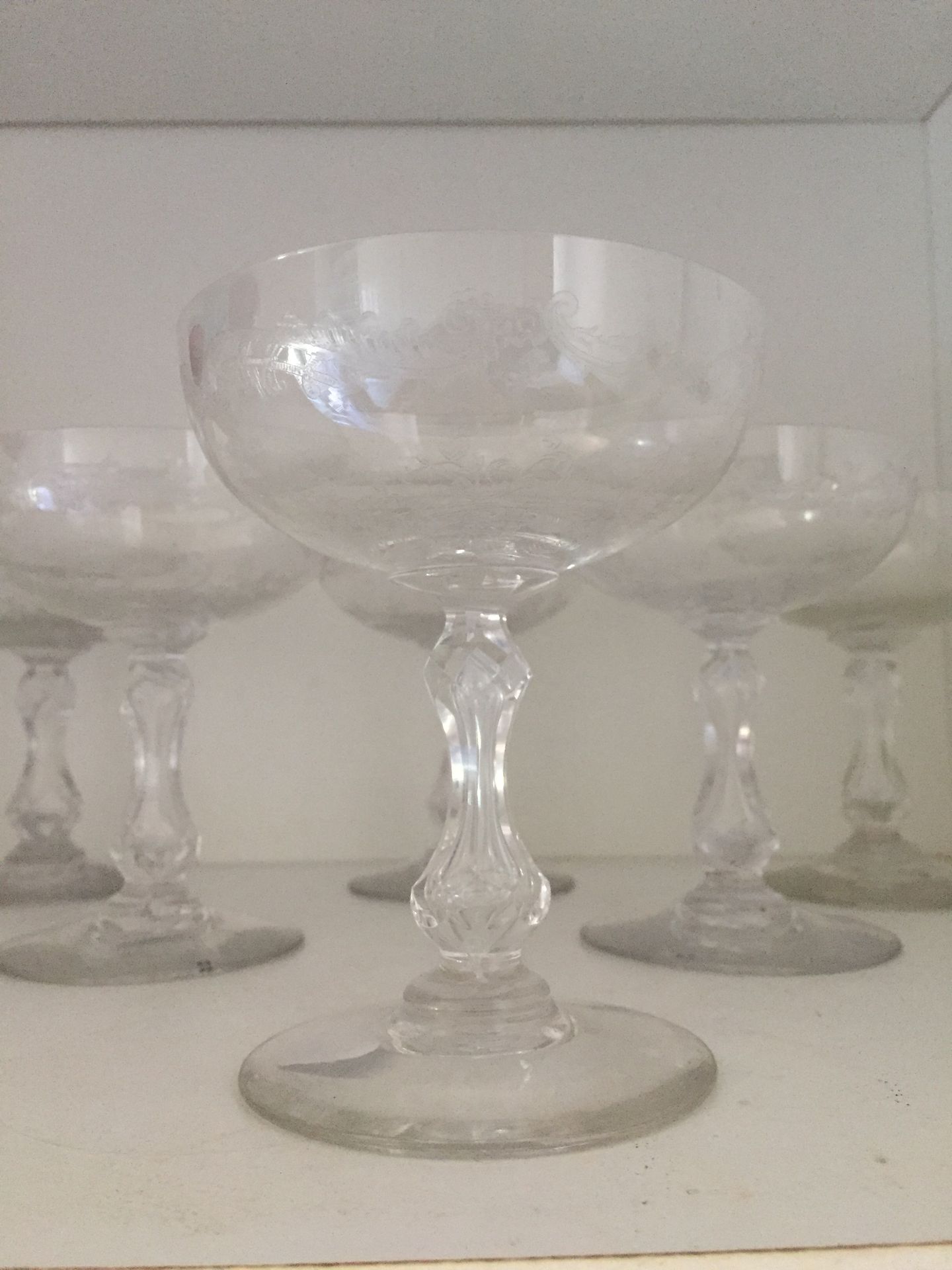 Null 雕刻的水晶玻璃器皿的各个部分。约60杯。



脚上有两个高脚杯，并附有三个醒酒器。