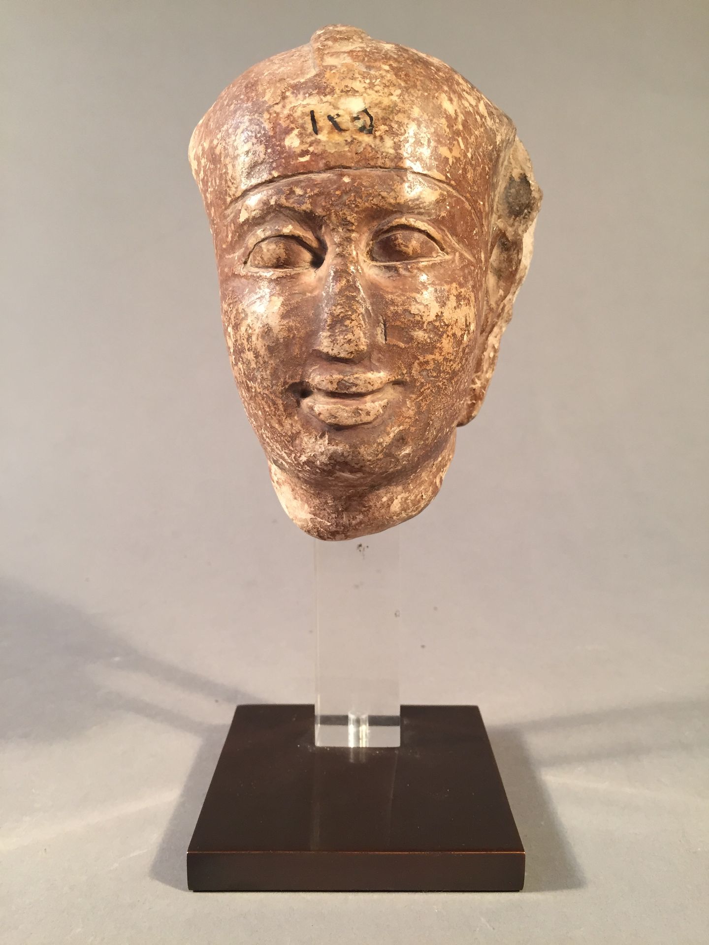 Null 戴着三方头饰和乌拉乌斯的男性头像的雕塑家模型。石灰石。可见的漏洞。埃及，托勒密王朝。高12厘米。