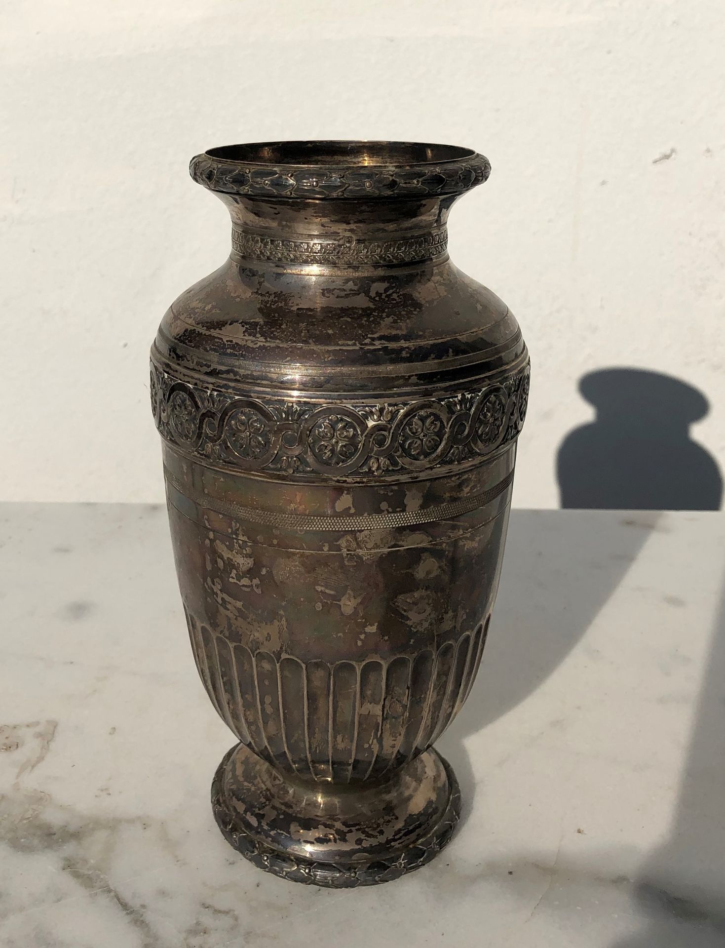 Null Lot including:

- Silver vase 1st title 925 ‰ decorated with a frieze of fl&hellip;