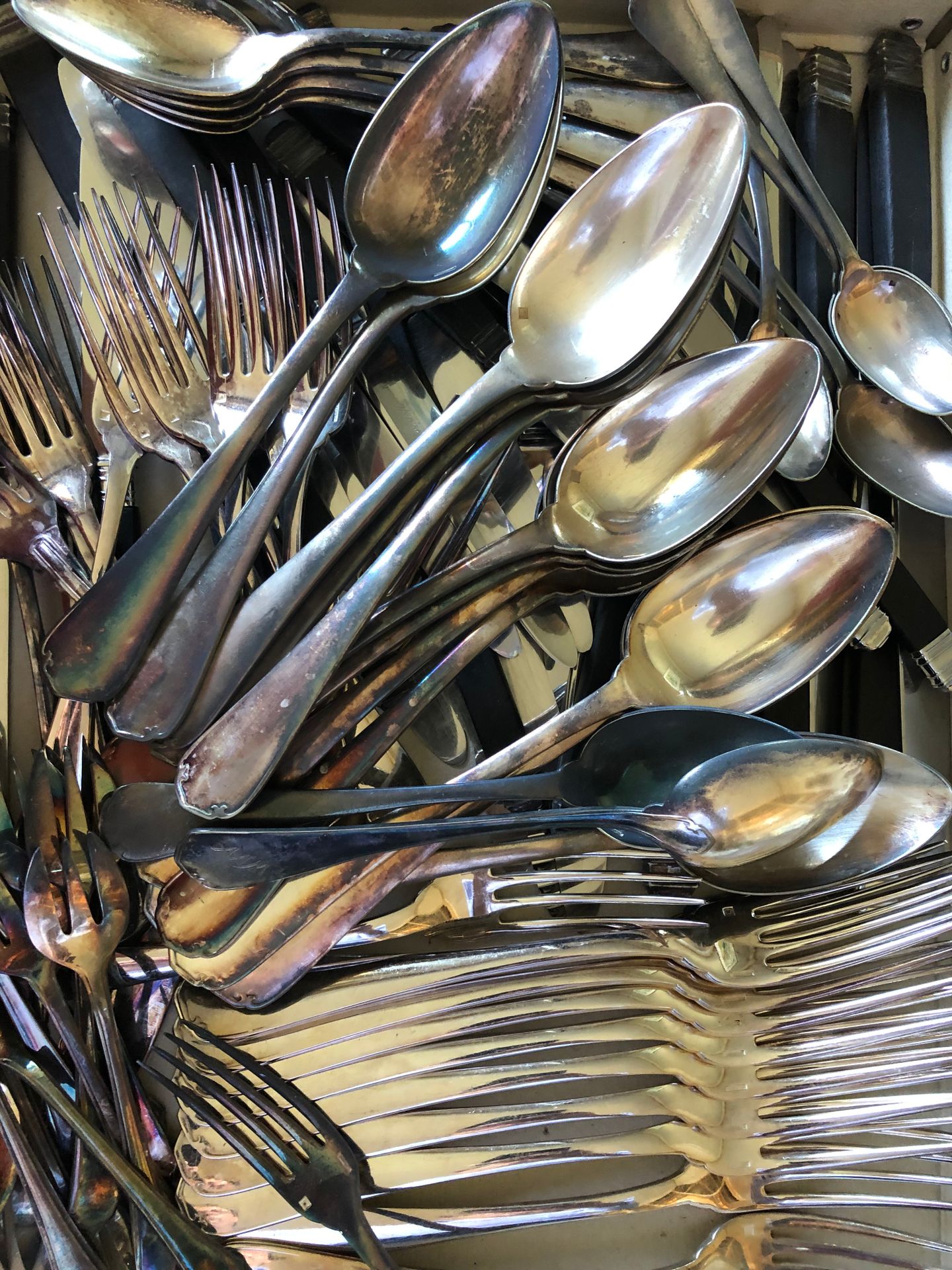 Null 本拍品为镀银金属，包括:

- CHRISTOFLE，一个家庭主妇的角色

- 英式糖碗

- 小盒子

- 廷伯勒

- 高脚杯

- 烛台

- &hellip;