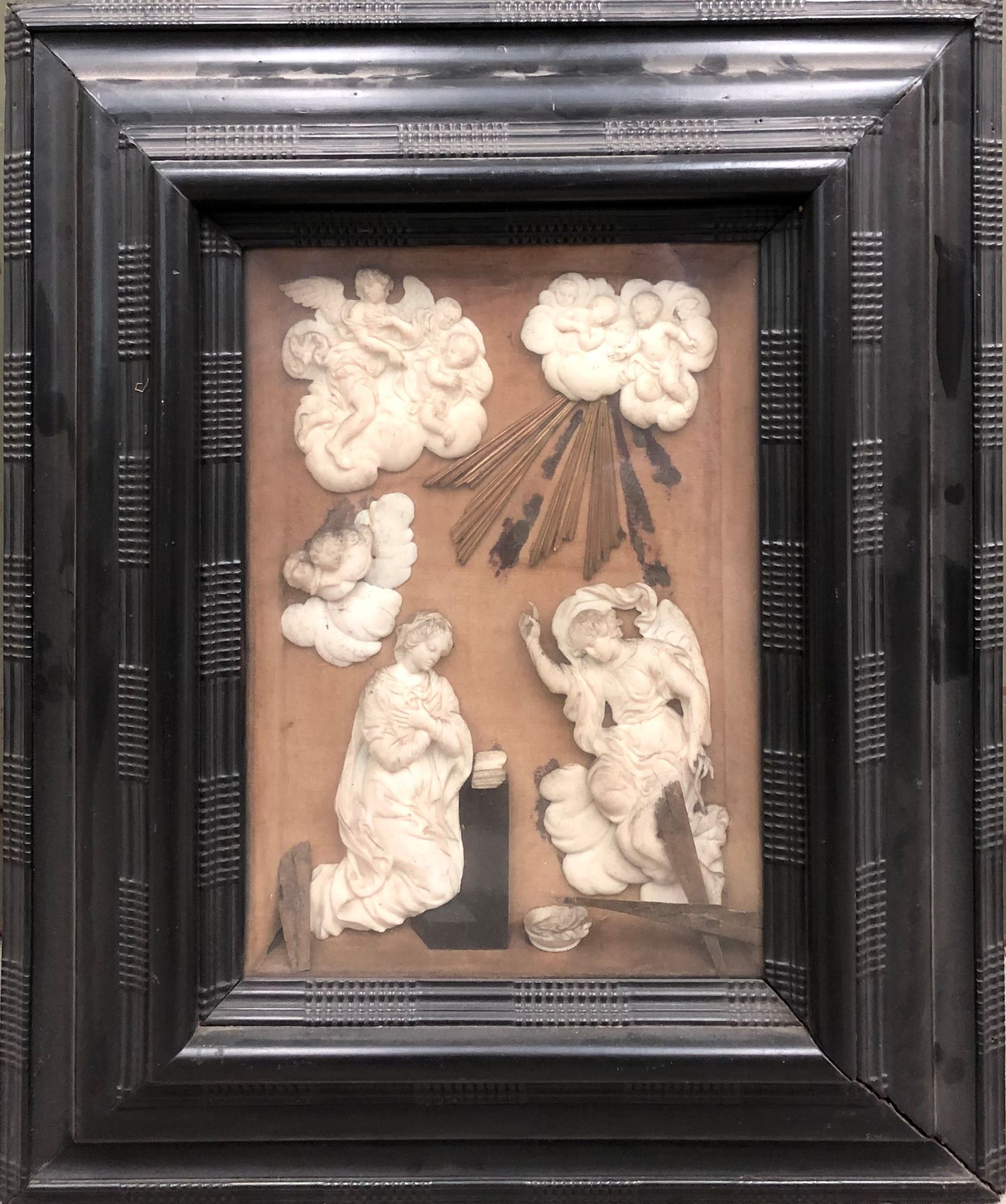 Null 固定在玻璃下的作品，描绘的是圣母领报，由浮雕在木板上的骨元素组成。黑色木质框架，有波浪形的模子。19世纪。小事故。主题尺寸：31 x 22 cm。框架&hellip;