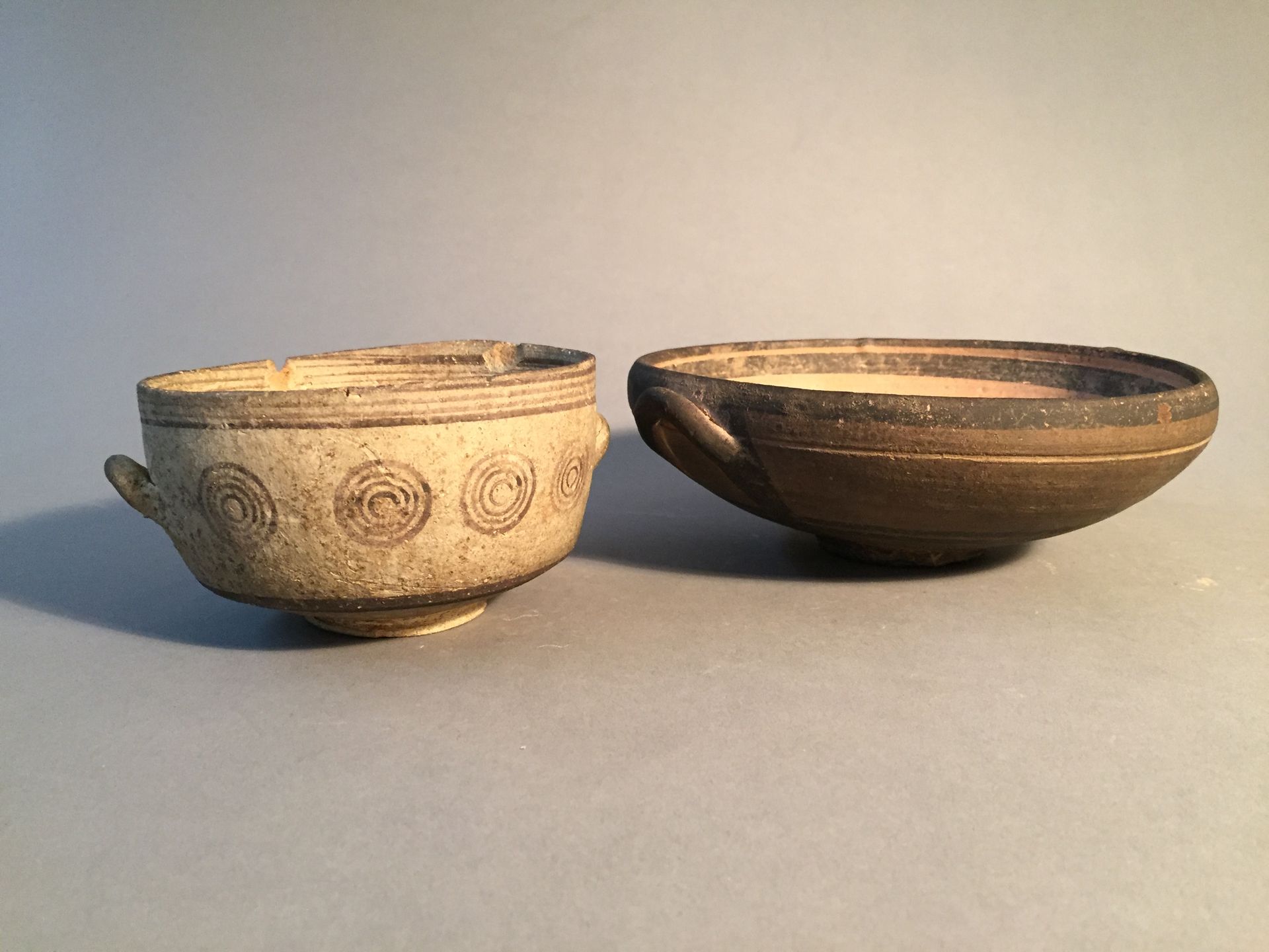 Null 一套两个碗，装饰着同心圆。粘土。芯片和断裂。塞浦路斯，公元前8-7世纪。直径12和18.5厘米。