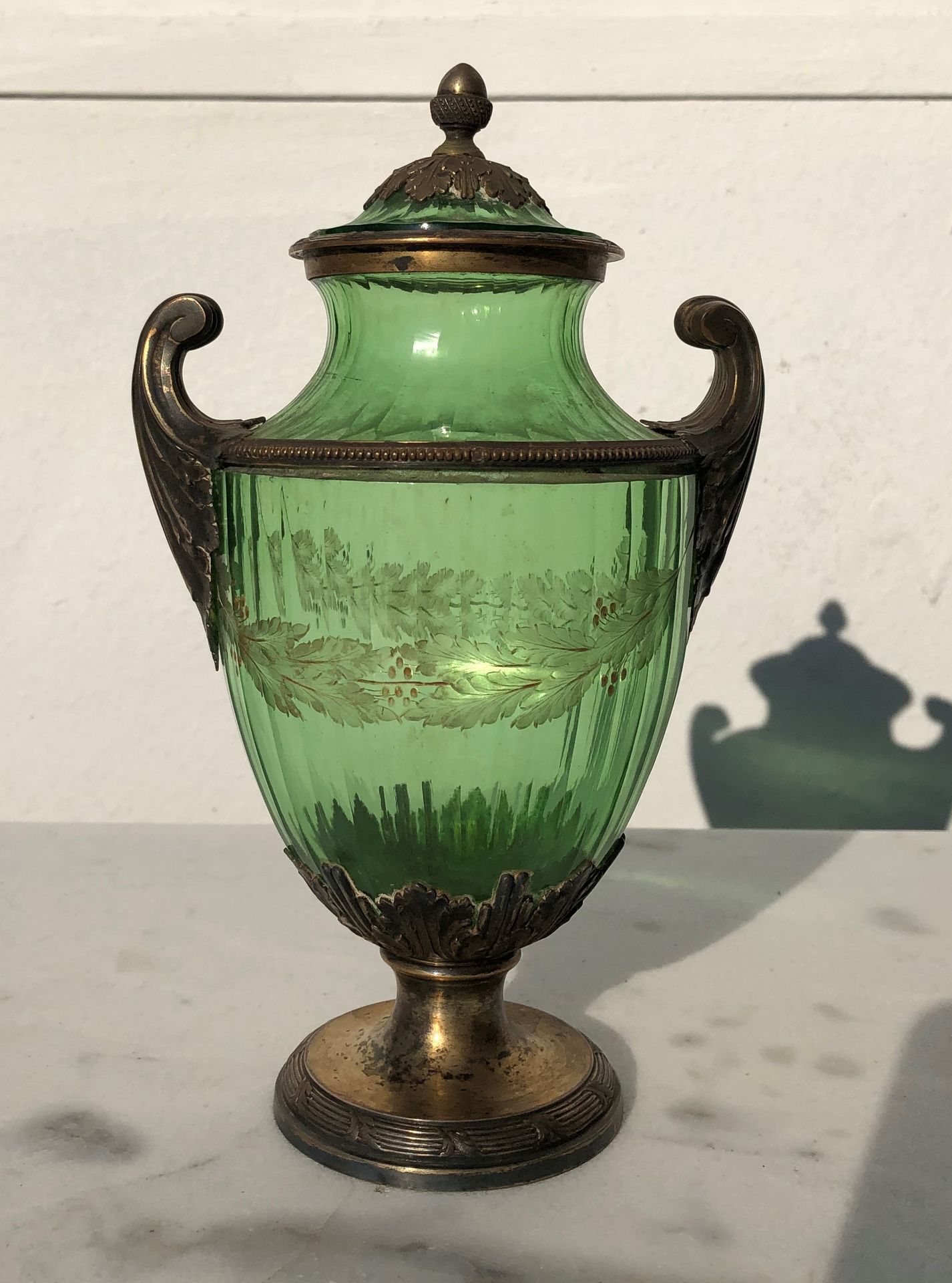 Null 绿色有盖花瓶，刻有花环，银质底座，第一标题925 ‰。

路易十六风格

毛重：230克。

H.25厘米