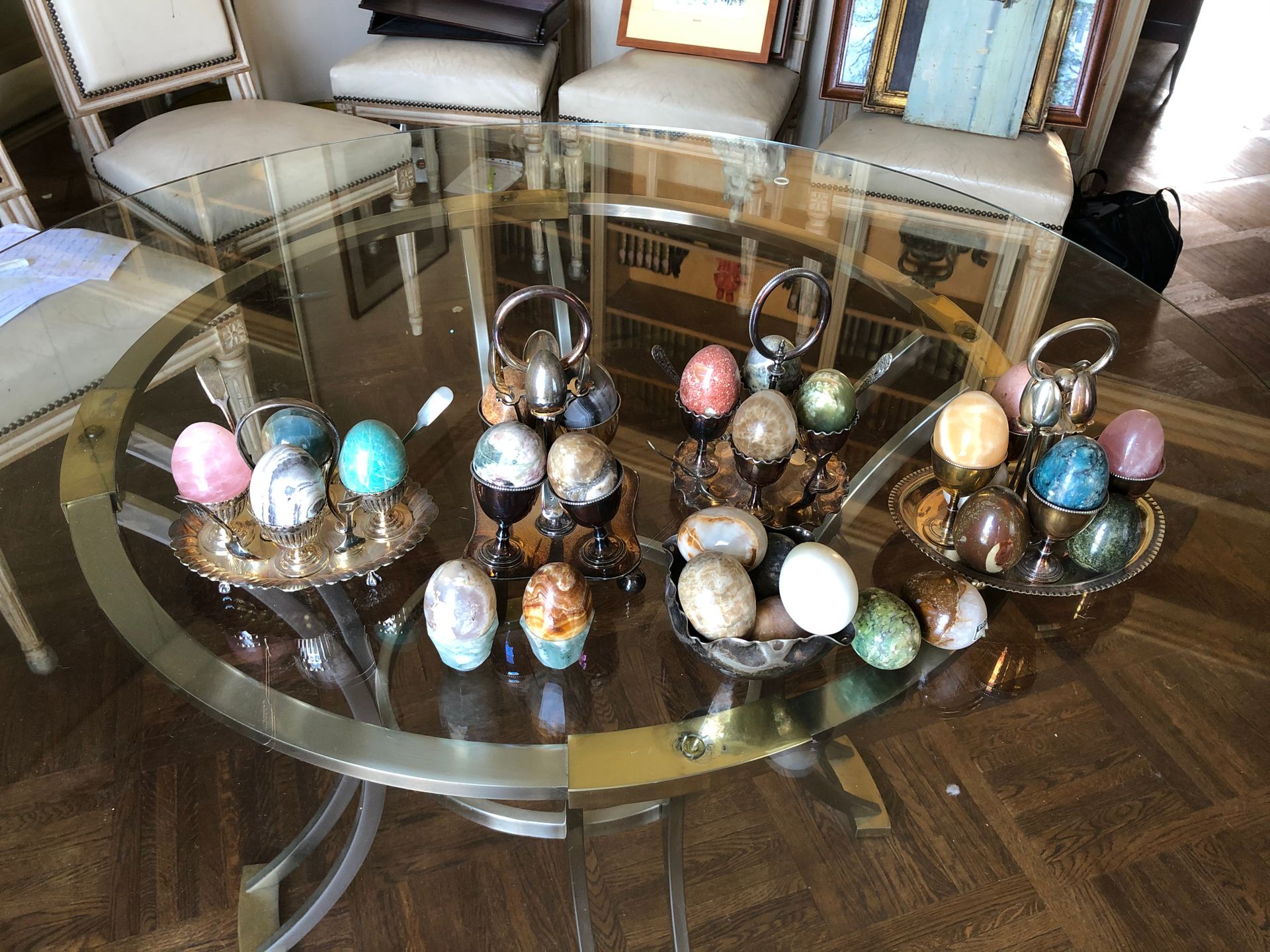 Null 一套由四个鸡蛋杯架和勺子组成的镀银套装。

包括一个带手柄的篮子（分离）和20多个鸡蛋以及两个小硬石杯。事故。