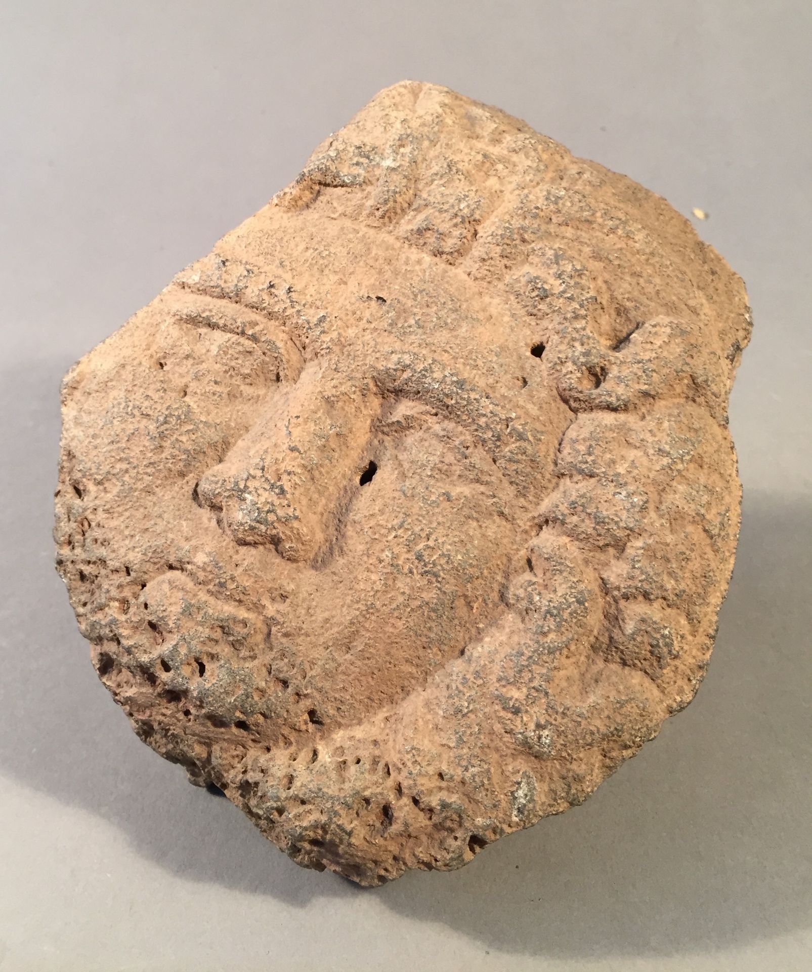 Null 从正面看美杜莎面具的零星浮雕。玄武岩。可见的差距。罗马艺术，3世纪。高15厘米。