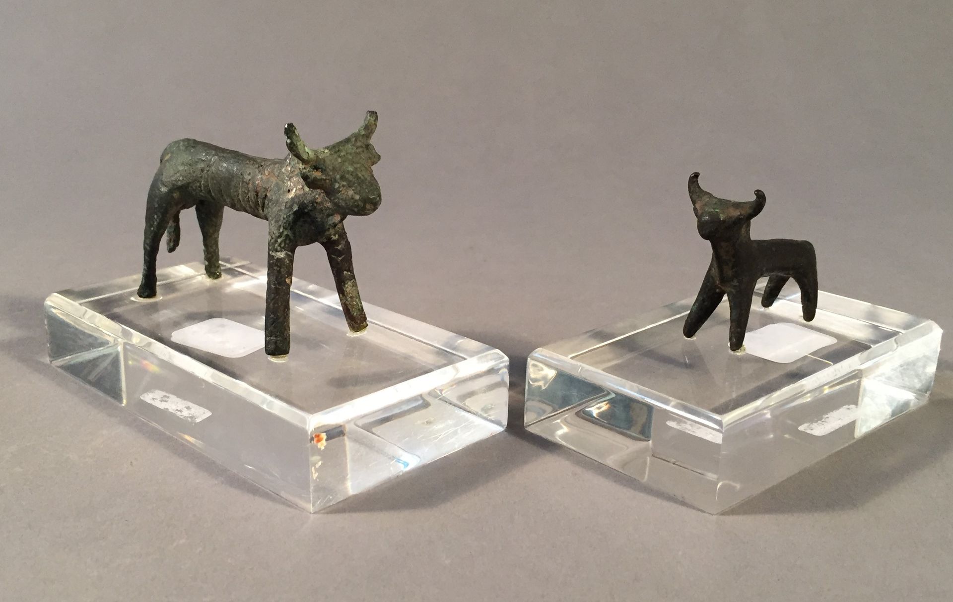 Null 本拍品由2件牛形塑像组成。青铜器。Louristan，公元前7-5世纪。L. 8和5厘米。