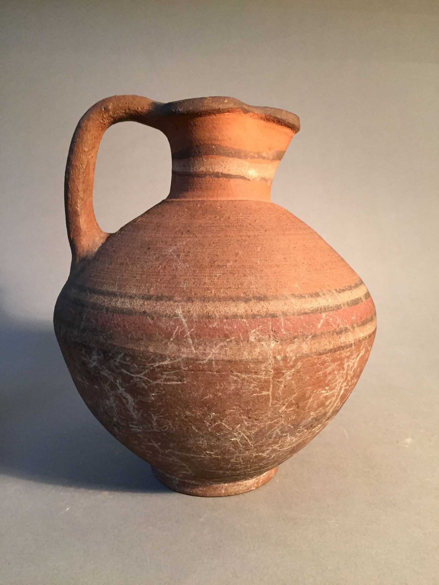 Null Oenochoe，球形的身体上装饰着同心圆的几何图案。粘土和颜料。塞浦路斯；太古时期，约公元前750-600年。高22.5厘米。