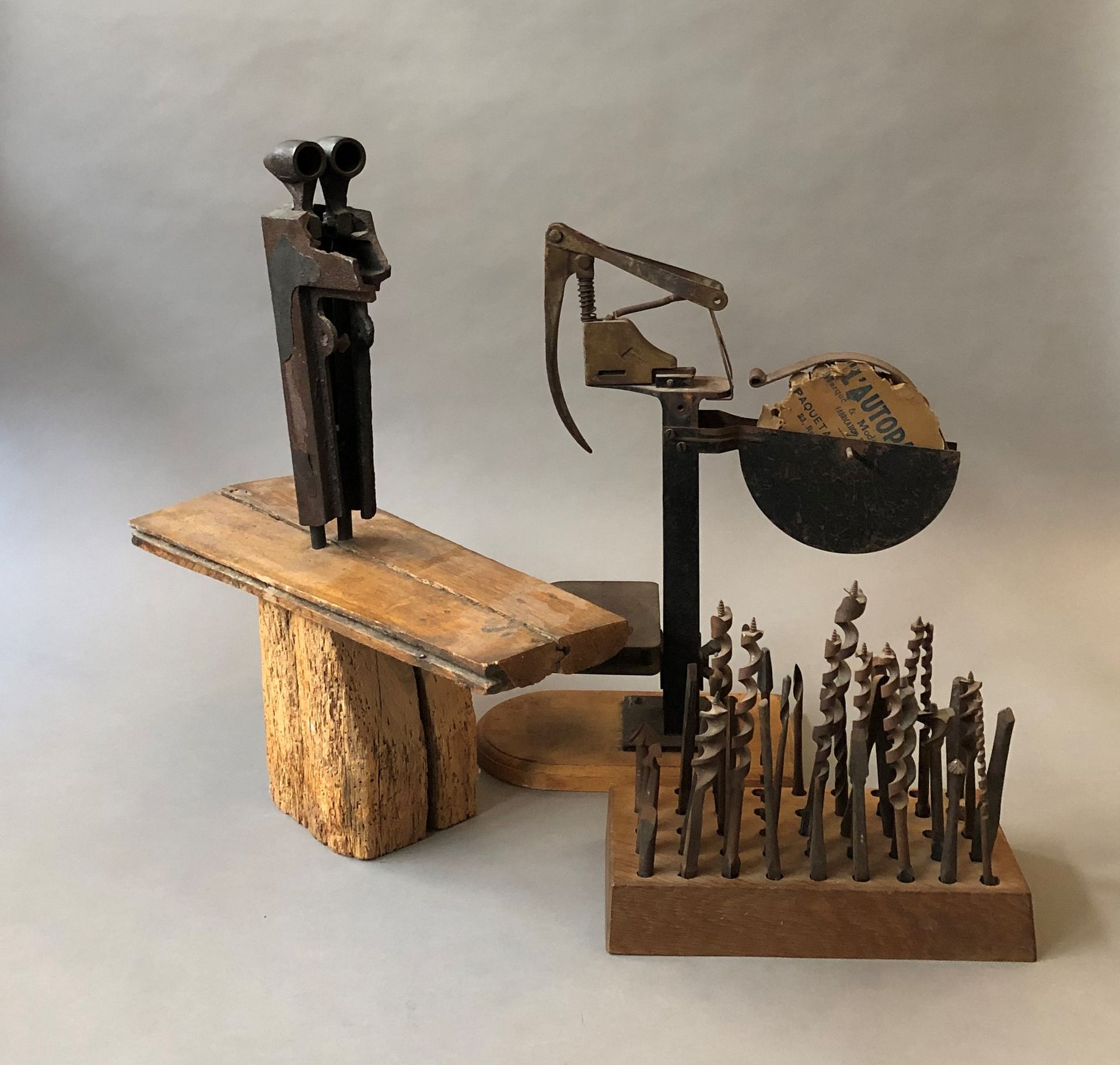 Null Jacques LIMOUSIN (20世纪)

无题

金属和木质雕塑。

H.56厘米

在木质底座上有第二个金属和纸板的雕塑，并附有一组灯芯