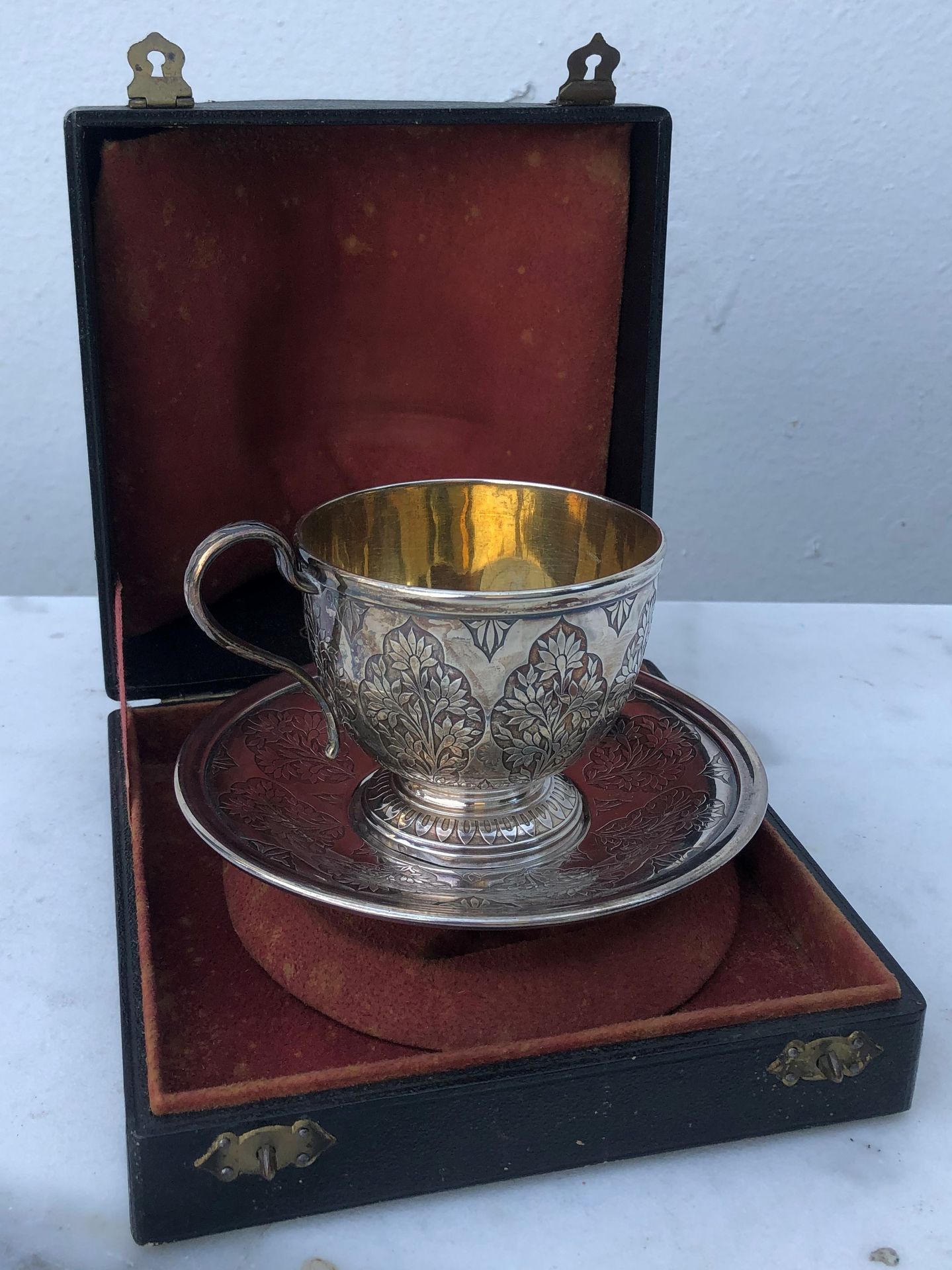 Null ODIOT in Paris 

Silver cup and saucer decorated with foliage. Shocks and d&hellip;
