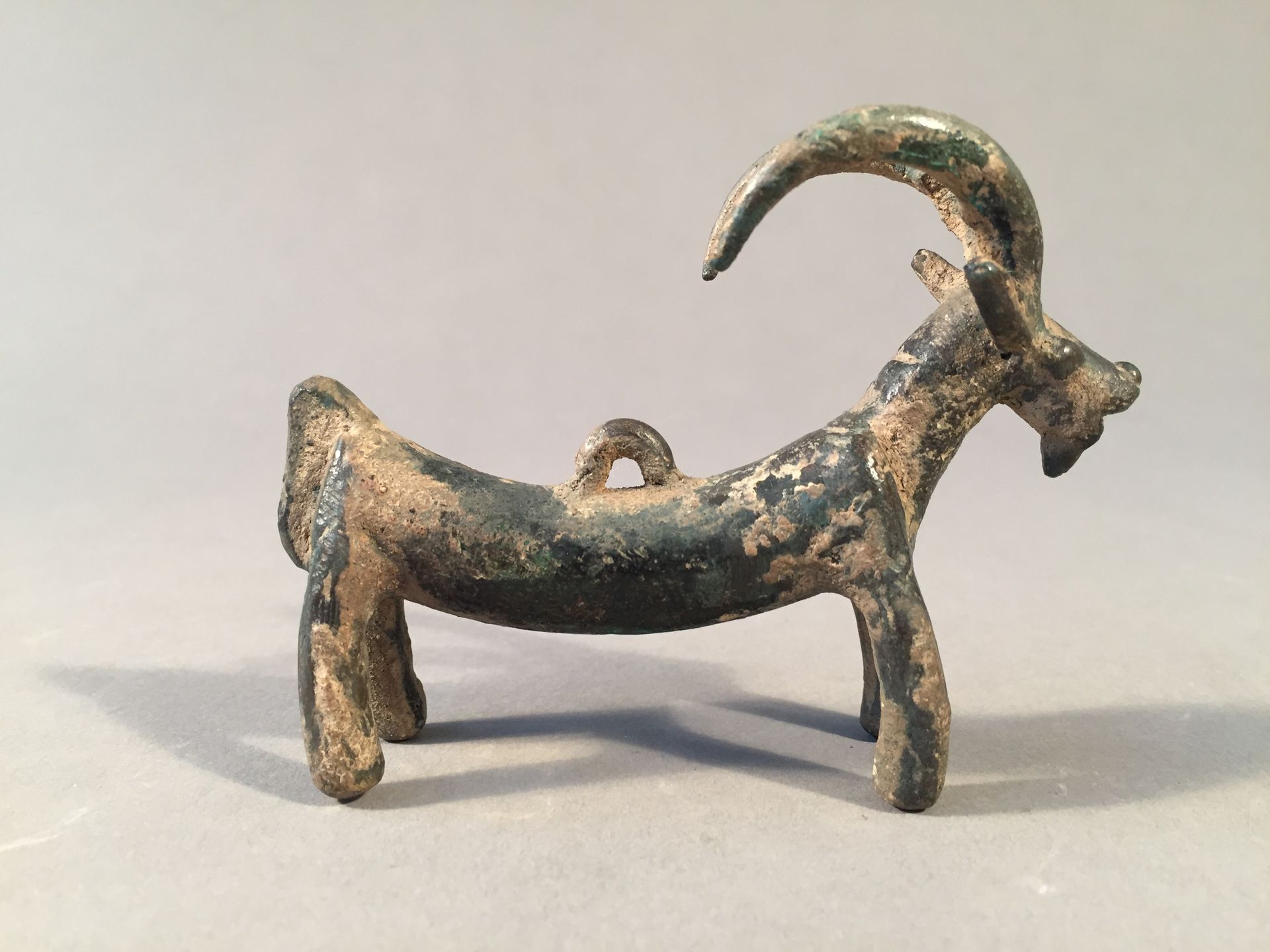 Null 代表一只山羊的大吊坠。青铜器。差距。卢里斯坦，公元前7-6世纪。长9厘米。